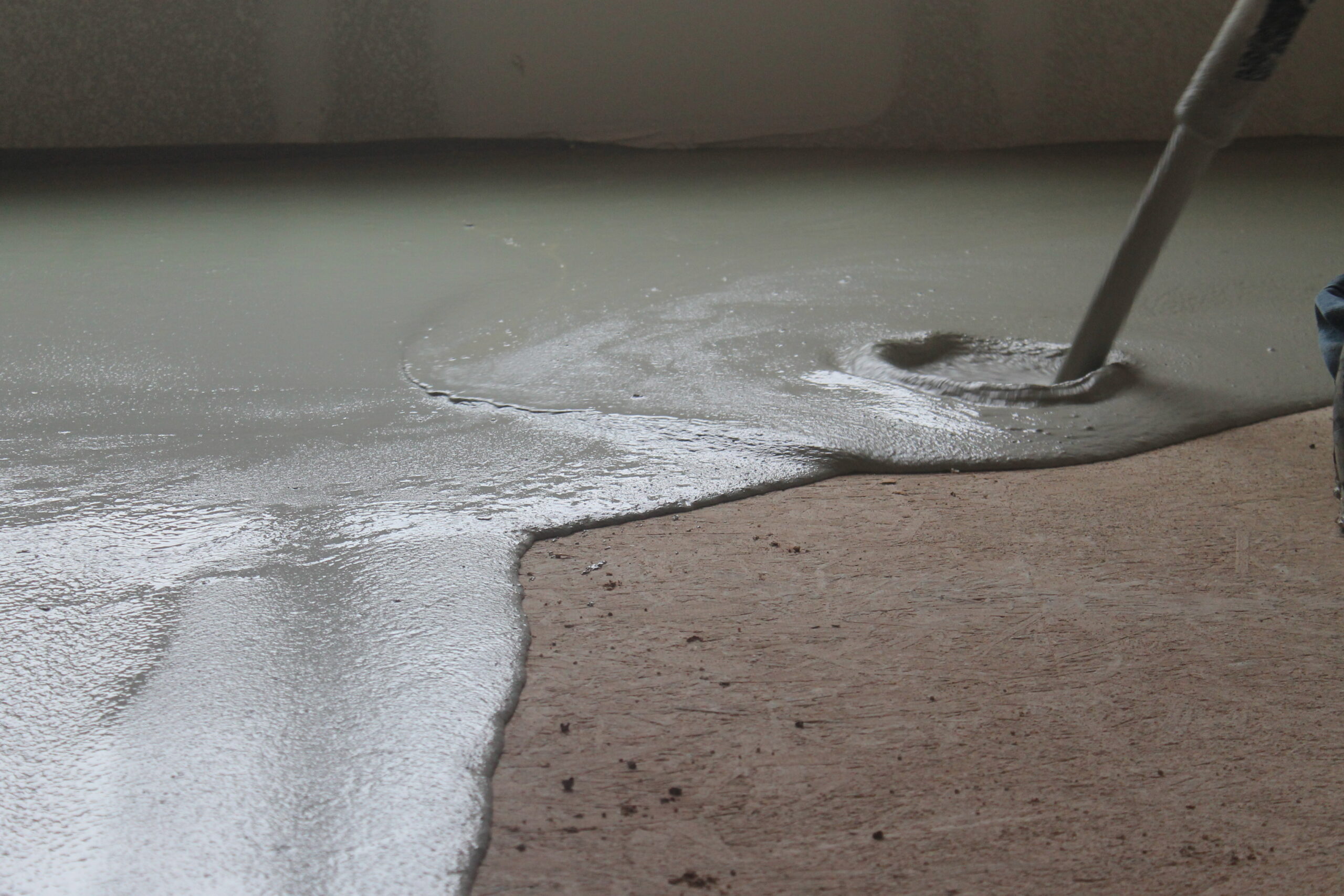 После полного высыхания. Песок стяжка полов. Наливной пол стяжка. Вакуумный бетон. Песчаная стяжка с покраской.